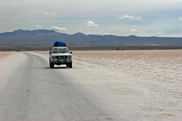 Salar d'Uyuni, 120 km de sel, altitude 3656 m.