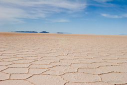 Salar d'Uyuni, 120 km de sel, altitude 3656 m. en arrière plan Isla del pescador